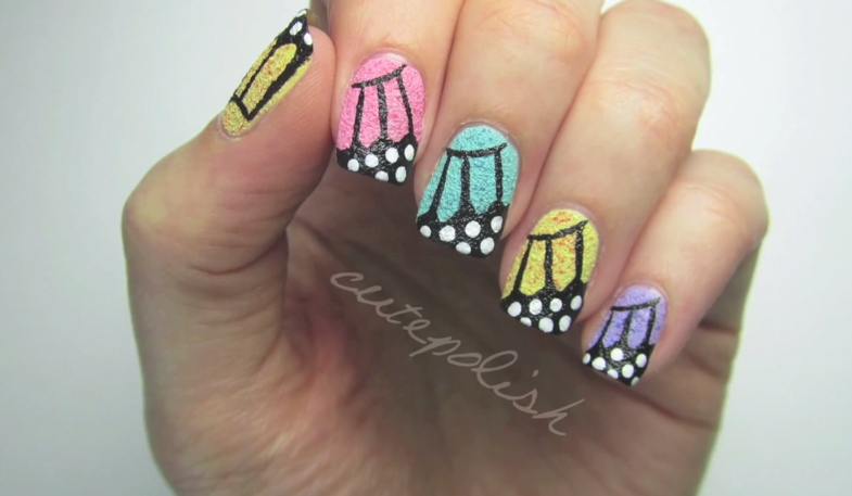Diseño de uñas estilo mariposas con textura Diseño de uñas estilo mariposas con textura