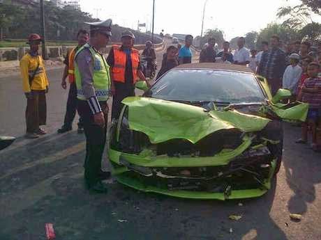 VIDEO KRONOLOGIS LAMBORGHINI HOTMAN PARIS KECELAKAAN DI TOL ANCOL 2014