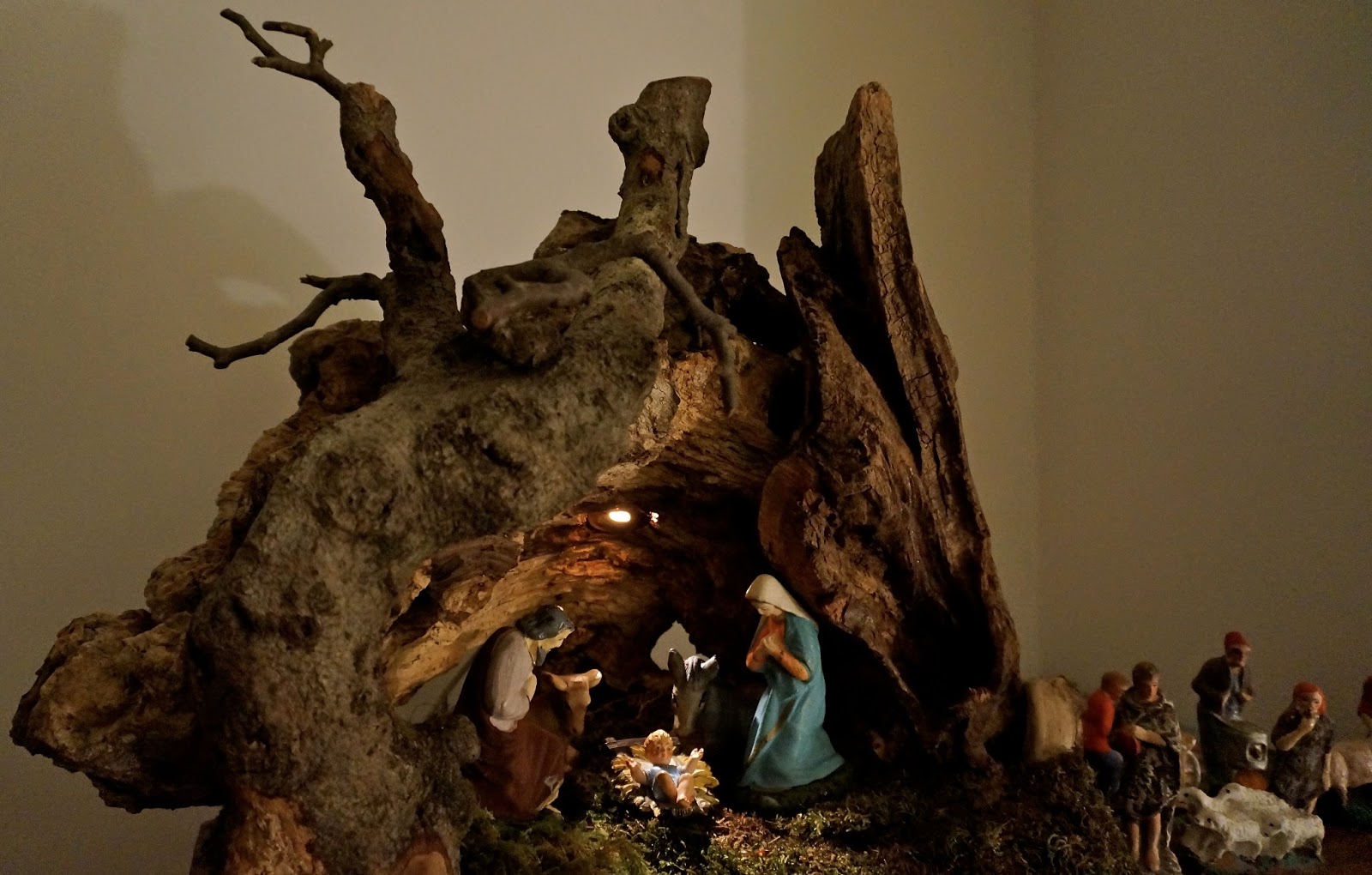 Presepe Su Tronco Di Legno foto-news dal mondo: Presepi: arte,fantasia e devozione popolare.