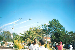 Esquadrilha da Fumaça sobrevoa Morro do Ferro  em 20/09/2003