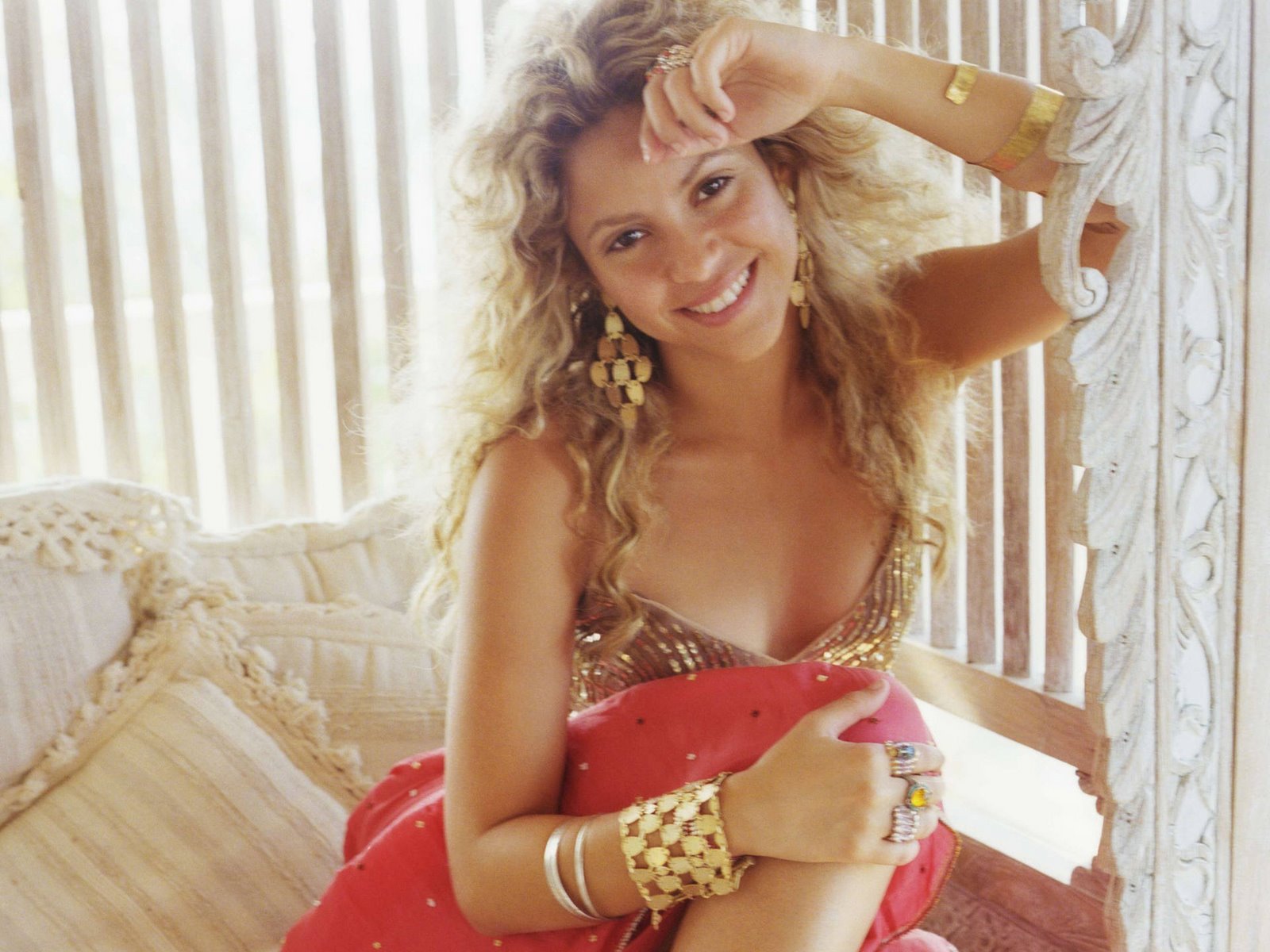 World Famous Songs: Shakira: Biography, Latest News & Picture