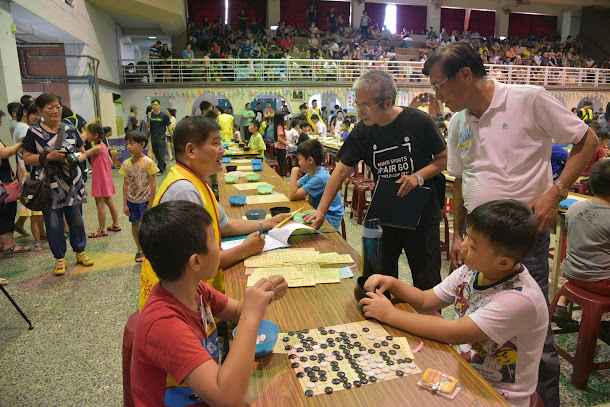 南投縣長盃圍棋公開賽今(13)日在康壽國小舉行,吸引全國各地大小棋手約400人參加,小朋友們專注於棋盤上的黑白之爭。 南投縣長盃圍棋公開賽今(13)日在康壽國小舉行,吸引全國各地大小棋手約400人參加,小朋友們專注於棋盤上的黑白之爭。