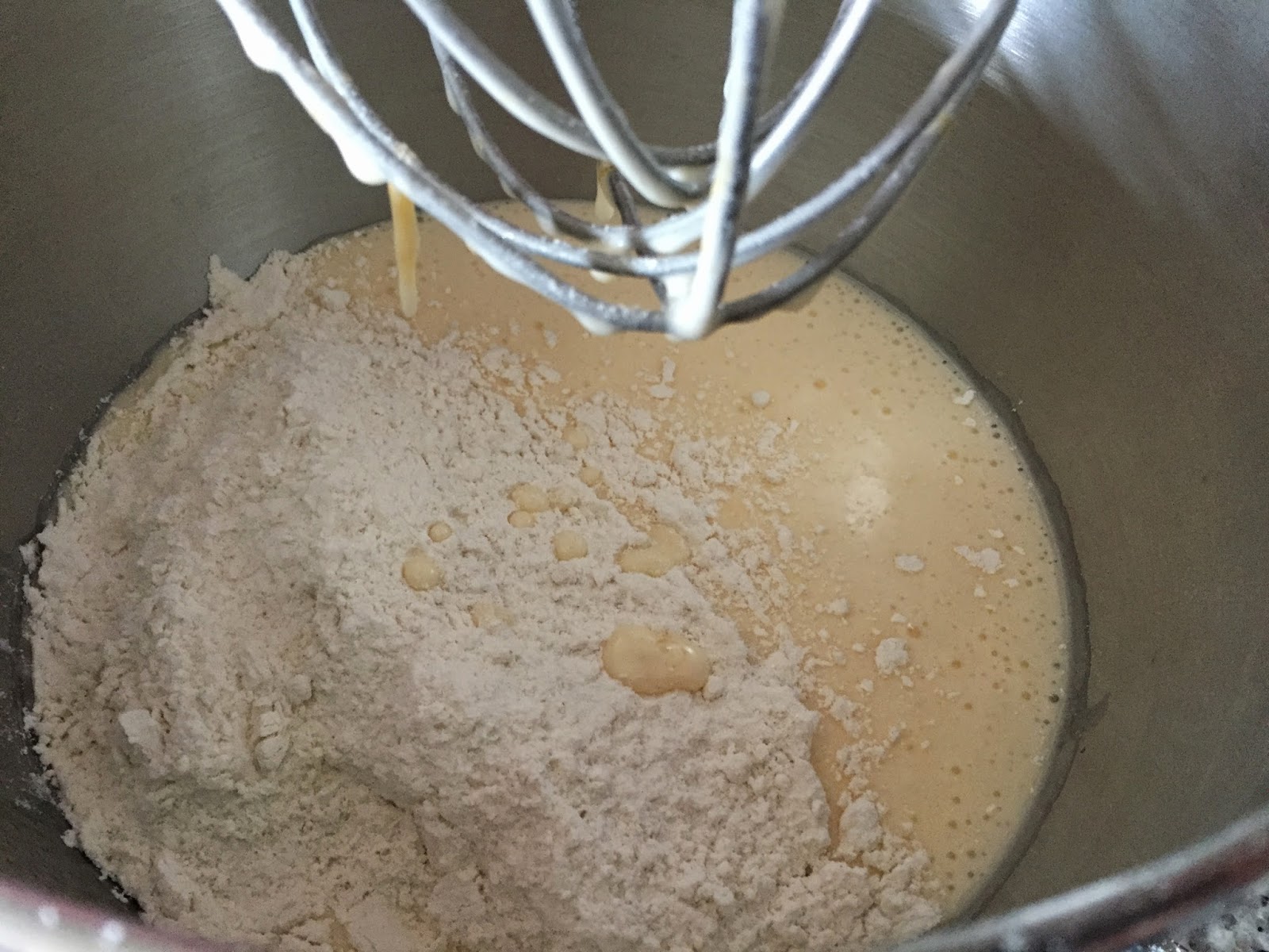 Magdalenas rellenas de mermelada, añadiendo harina, levadura y sal.