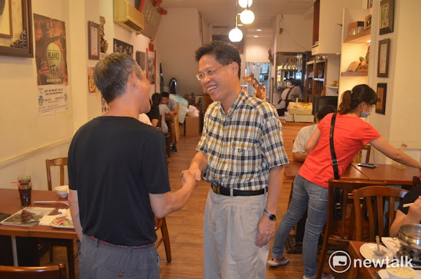 前青輔會主委李允傑(中,戴眼鏡者)最近在嘉義市勤走基層,爭取民眾認同。 前青輔會主委李允傑(中,戴眼鏡者)最近在嘉義市勤走基層,爭取民眾認同。