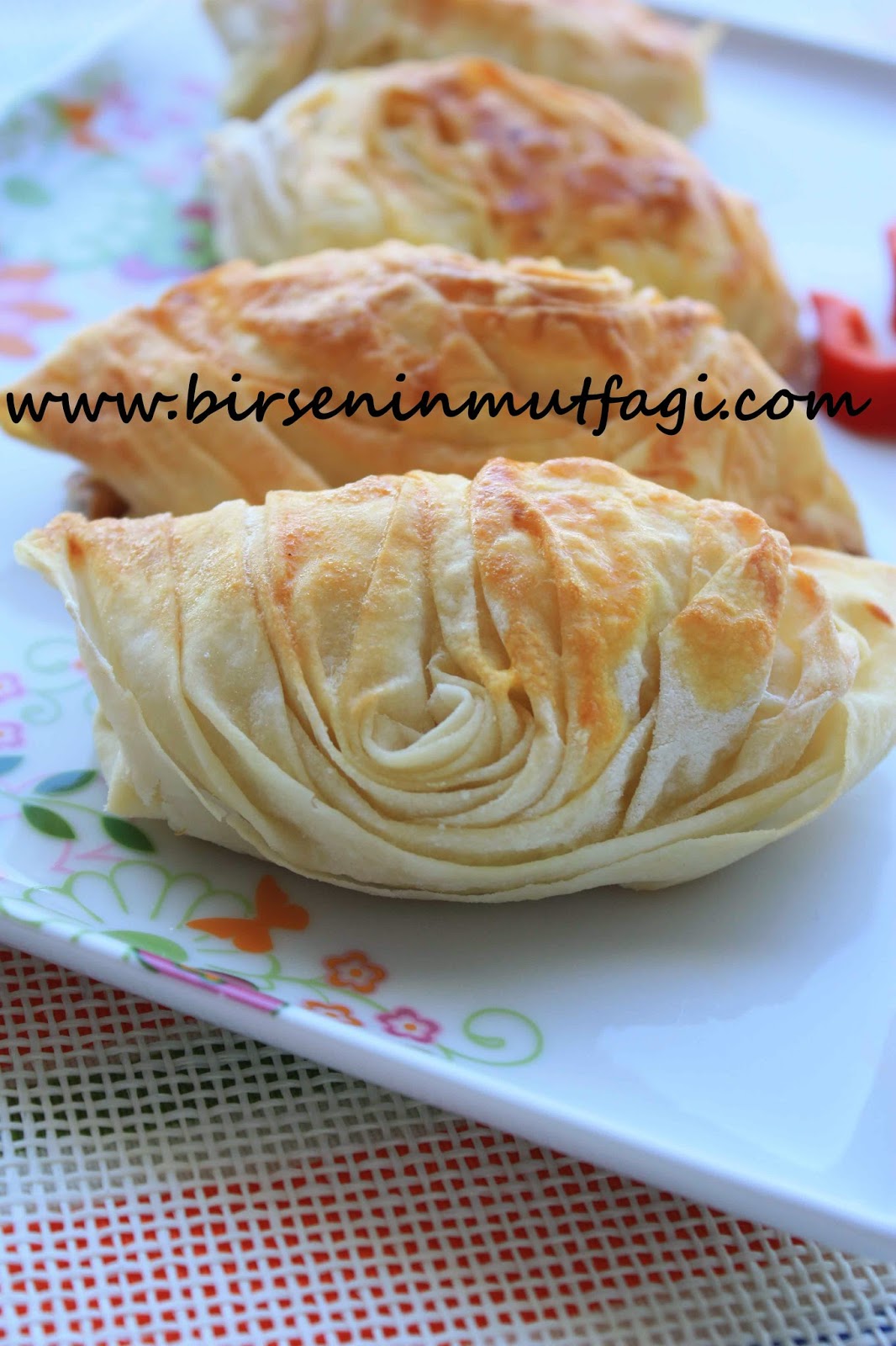  BİRSENCE RESİMLİ YEMEK TARİFLERİ YUFKADAN MİDYE BÖREK