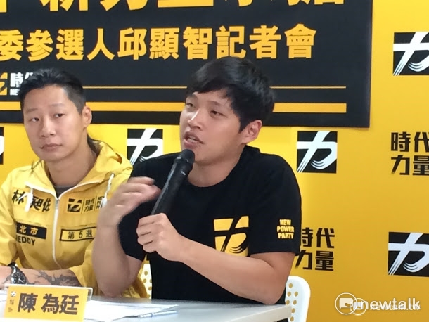 圖說:反年改人士19日在立法院外與媒體發生衝突,甚至朝路過的官員及立委潑水洩憤,太陽花學運領袖陳為廷今日下午在臉書表示,常看到反年改團體自比太陽花,他不知道有什麼可比的。 圖說:反年改人士19日在立法院外與媒體發生衝突,甚至朝路過的官員及立委潑水洩憤,太陽花學運領袖陳為廷今日下午在臉書表示,常看到反年改團體自比太陽花,他不知道有什麼可比的。