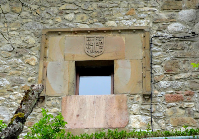 Escudo de los Bernaldo de Quirós en el Palacio del Pedredo en Las Agüeras