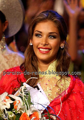 Con đường trở thành cường quốc sắc đẹp của Venezuela - Page 3 074Dayana+Mendoza%252C+Miss+Venezuela+Ao+Dai+Fashion+Show+%25285%2529