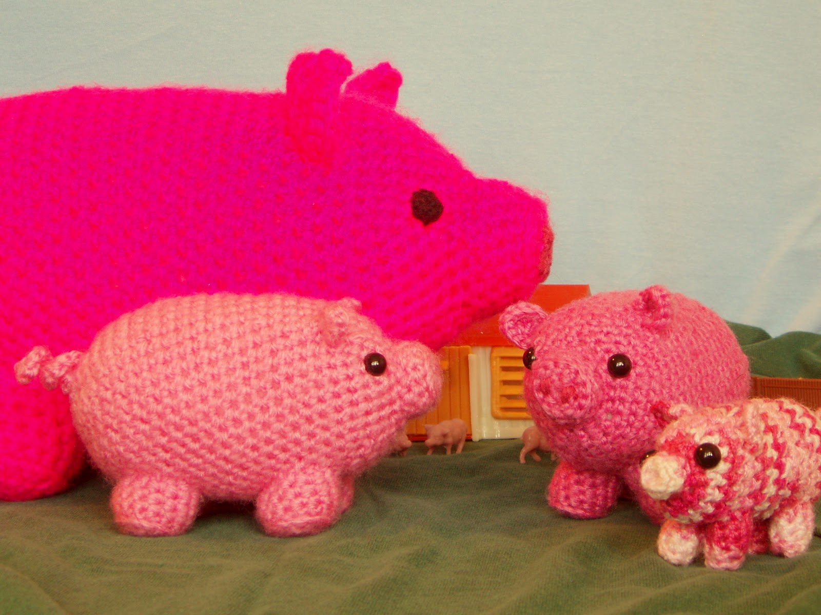 one man crochet: free crochet pig pattern