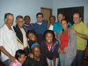 Dr. Cláudio com amigos no bairro Vilas Boas