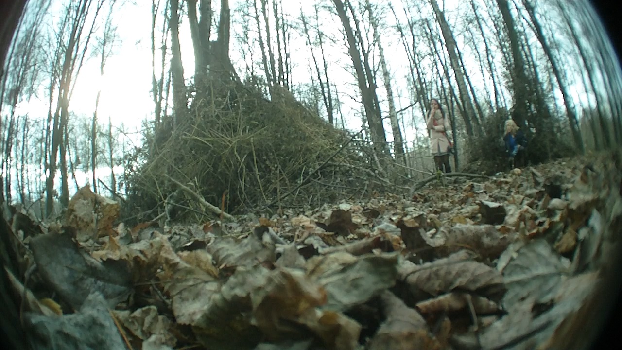 Скрытая камера для любительского подглядывания за похотливой парой в кустах