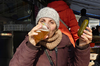 Tomando cervezas en Viktualienmarkt. Tomando cervezas en Viktualienmarkt.