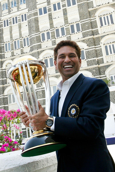 Sachin+tendulkar+with+world+cup+2011+trophy