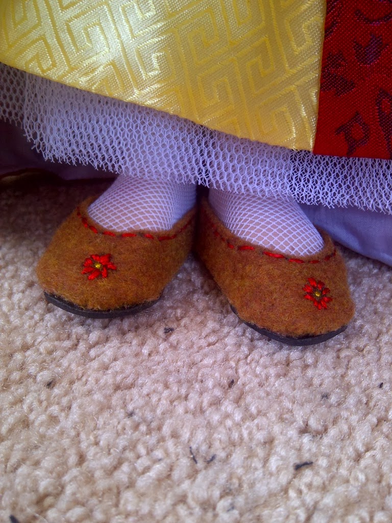 Up to My Eyeballs in Dolls Doll DIY SHOES! Part 1 Making Your Template