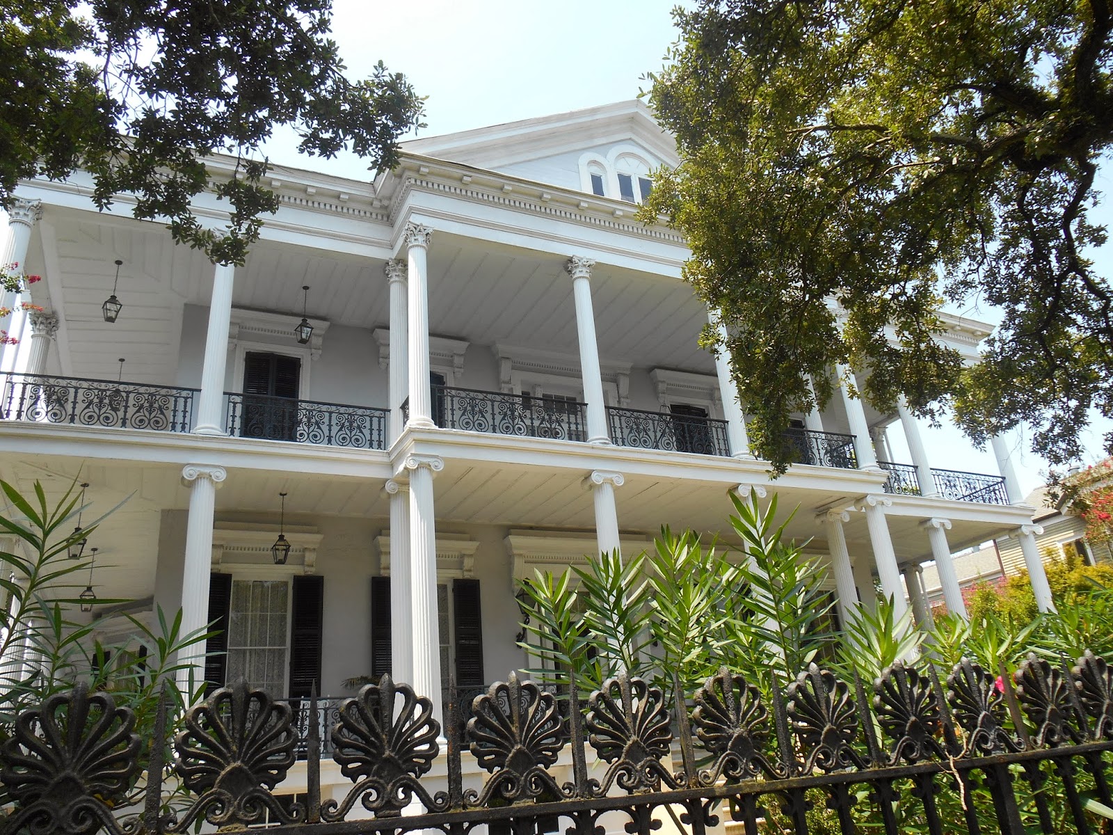 Southern Folk Artist & Antiques Dealer/Collector Greek Revival Mansion