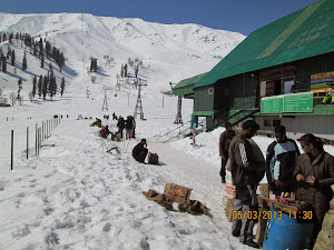 Tourists and skiers at "Kangdoor ski slopes".