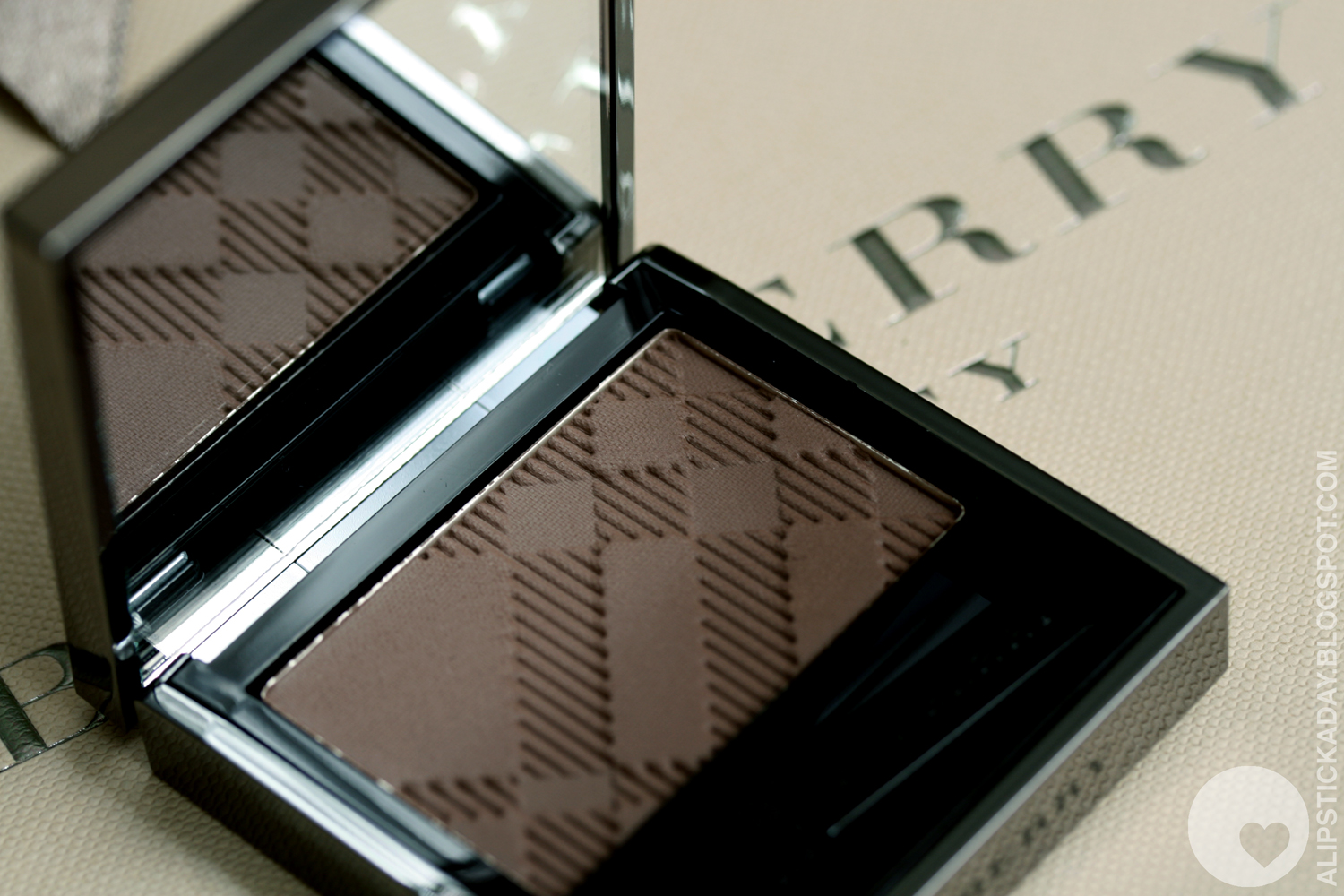 Burberry fall 2012 Dark sable 23 eyeshadow