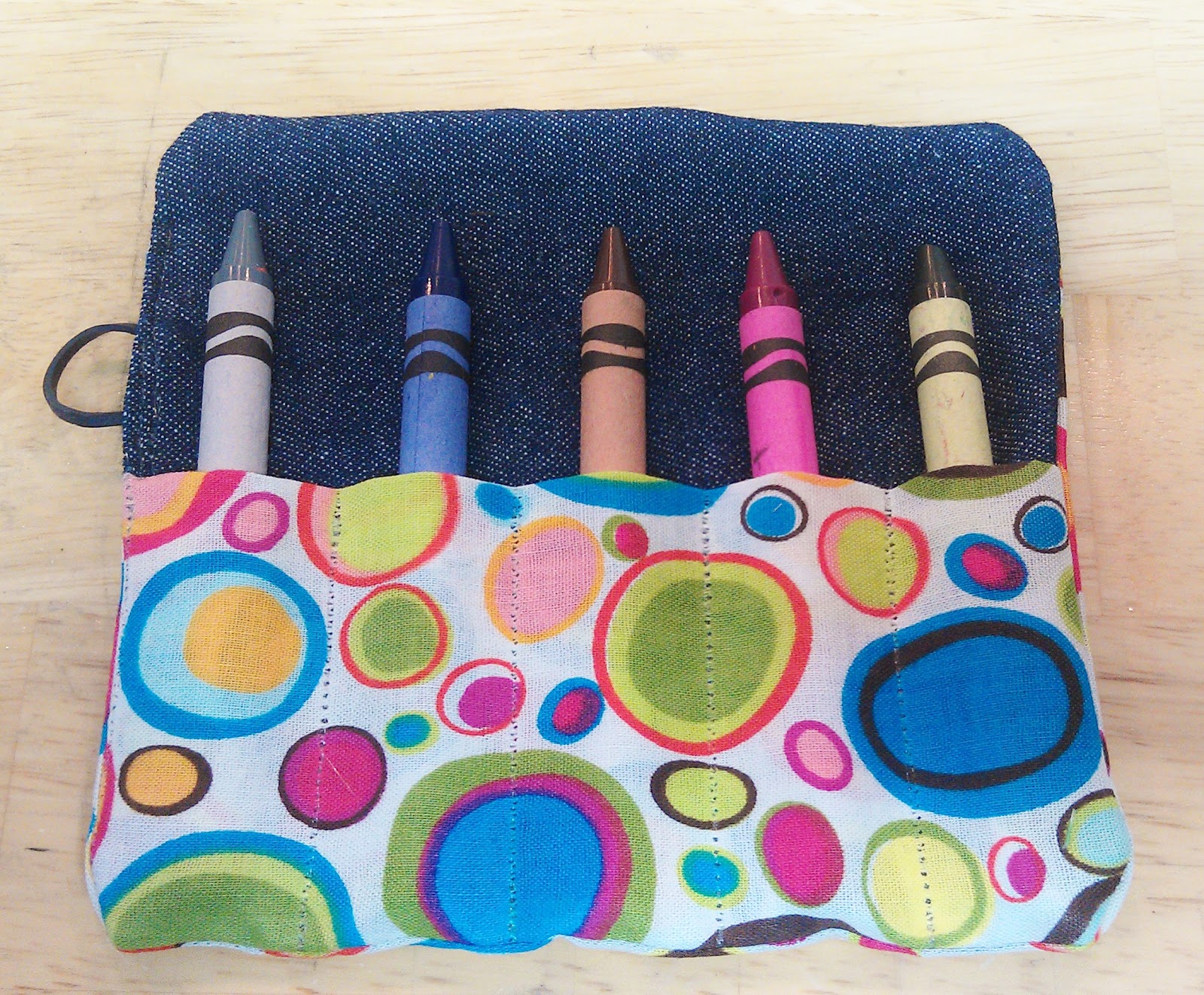 The Crafty Housewife Crayon Roll How To