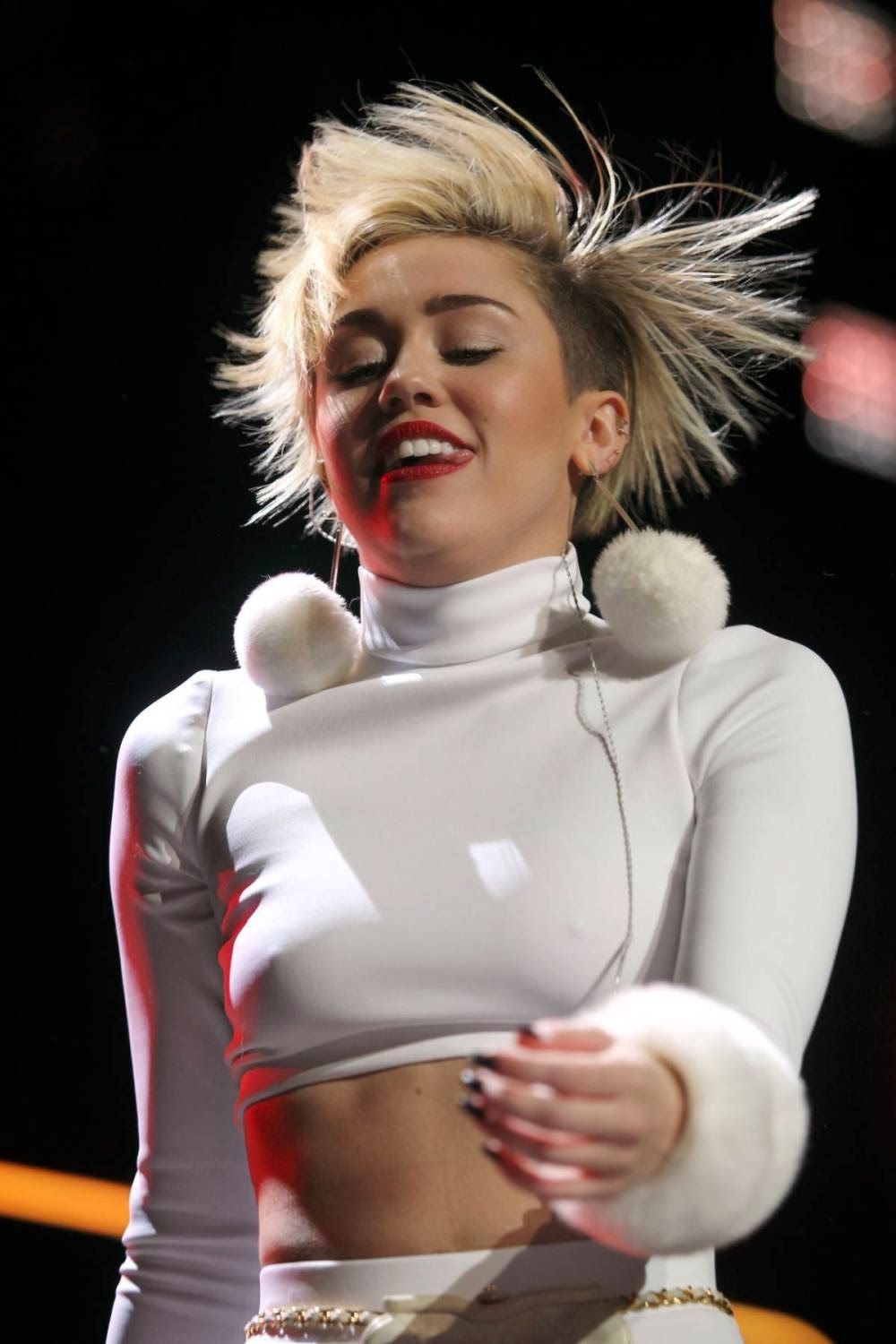 Miley Cyrus Poke Nipples in 99.5 Jingle Ball in Washington