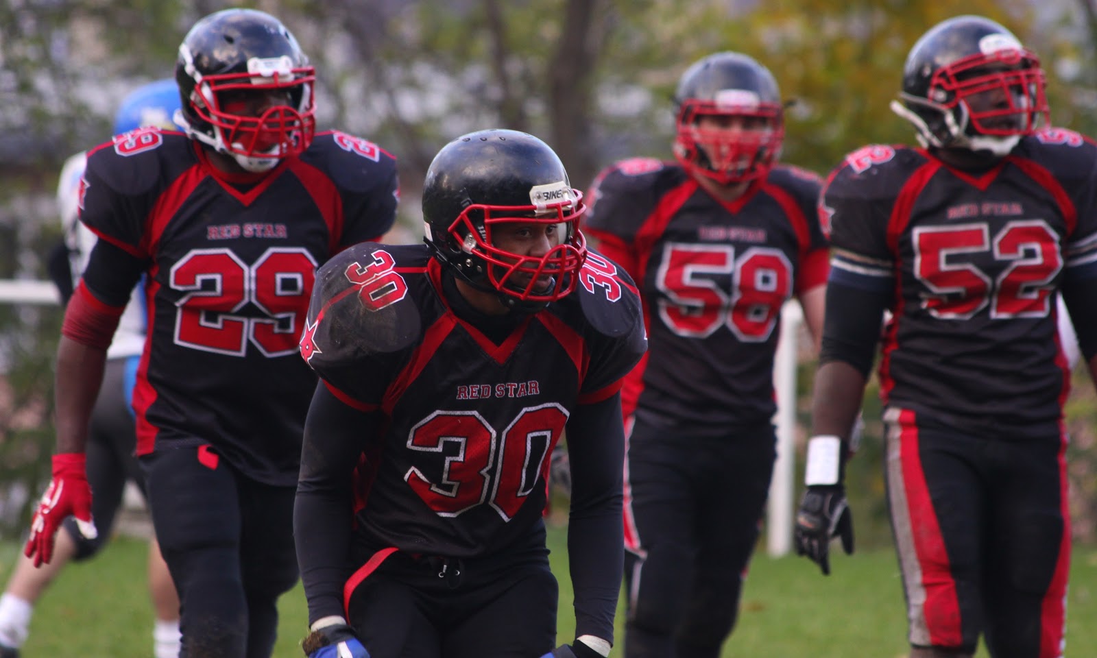 deux étrangers qui se rencontrent stoppant leur course contre la montre