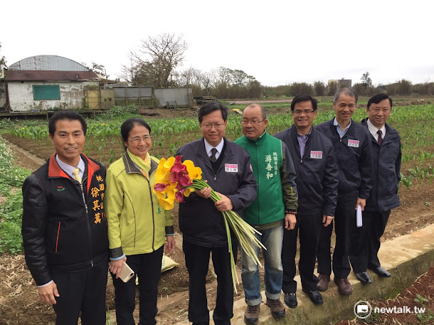 「2017桃園彩色海芋季」即將於3月31日至4月9日舉行,活動場地大園區的溪海農田,距離桃園機場和機場捷運,只有10分鐘車程的幸福溪海。 活動期間,假日在機場捷運站,每20分鐘,有一班免費接駁車,接送民眾來賞彩芋。 「2017桃園彩色海芋季」即將於3月31日至4月9日舉行,活動場地大園區的溪海農田,距離桃園機場和機場捷運,只有10分鐘車程的幸福溪海。 活動期間,假日在機場捷運站,每20分鐘,有一班免費接駁車,接送民眾來賞彩芋。