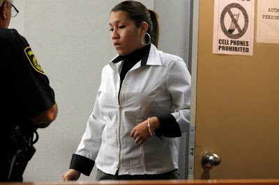 Mulher cola mãos de filha de dois anos na parede após agressão