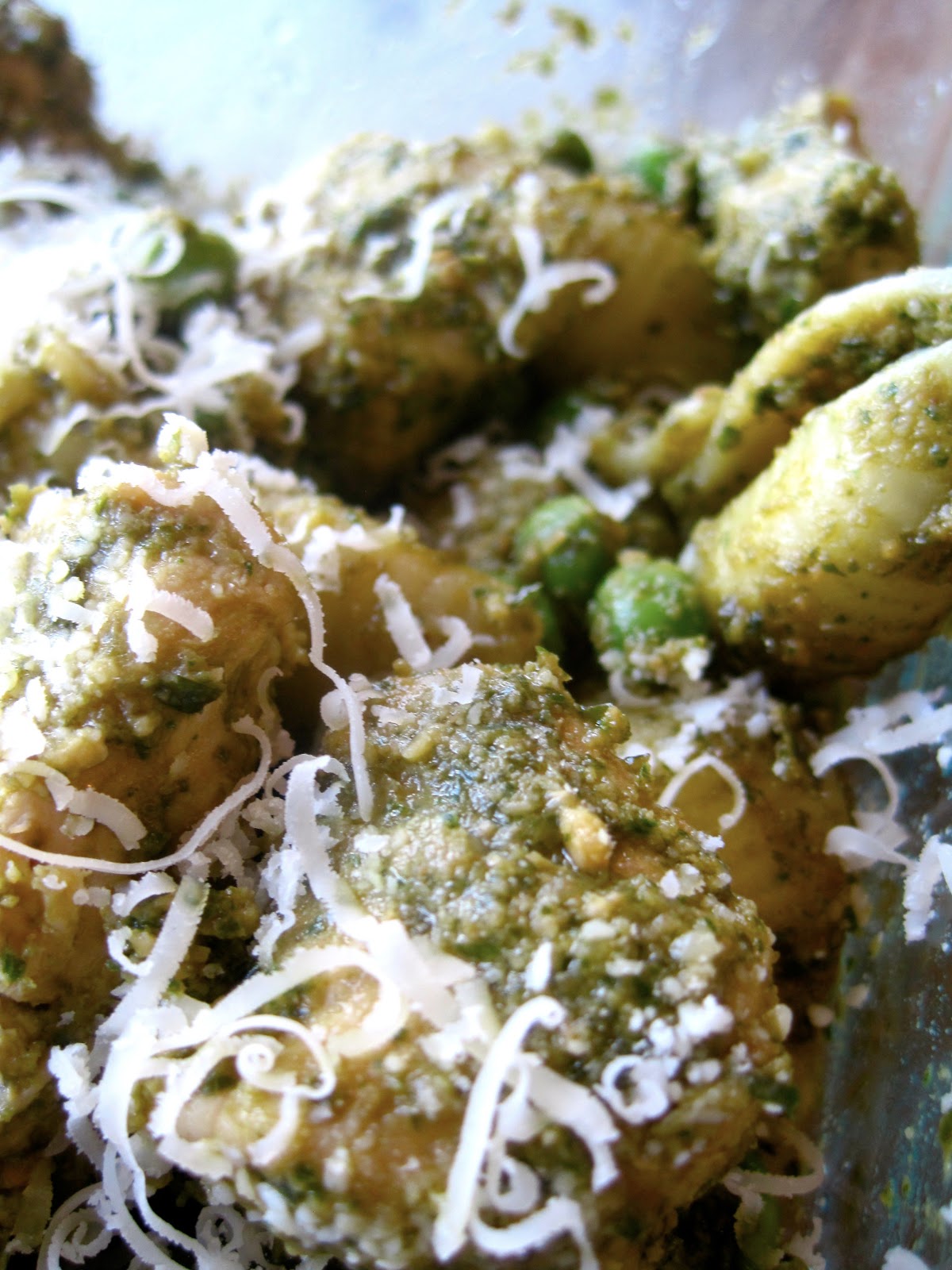 Rococoa Kitchen The Green Machine Pesto Pasta with Chicken and Peas