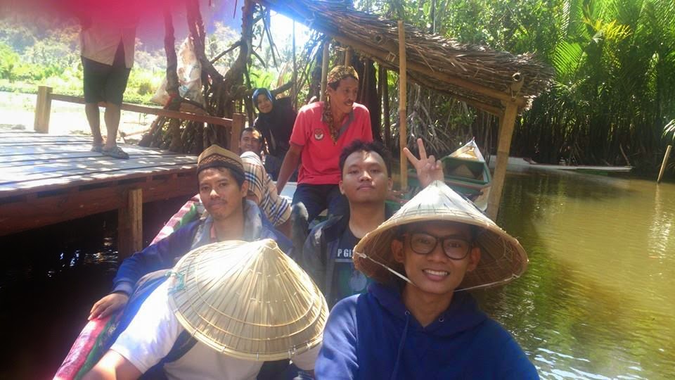 Di perahu kami berdiam diri, kamitampak merenung-renung ...