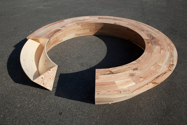 Banco de madera circular con almacenamiento oculto en su interior