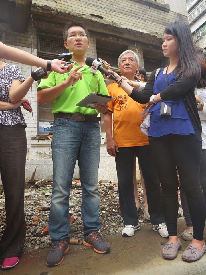 民進黨籍台北市議員童仲彥今(31)日在廈門街舉行記者會,指當地轉角的舊廈門街派出所移交給環保局後廢棄長達四年,變為居民口中的鼠窩和鬼屋。圖:蘇恆萱/攝 民進黨籍台北市議員童仲彥今(31)日在廈門街舉行記者會,指當地轉角的舊廈門街派出所移交給環保局後廢棄長達四年,變為居民口中的鼠窩和鬼屋。圖:蘇恆萱/攝
