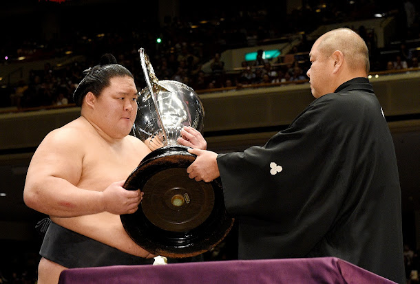 2016年9月25日優勝頒獎典禮上,豪榮道(左)接下獎盃。 2016年9月25日優勝頒獎典禮上,豪榮道(左)接下獎盃。