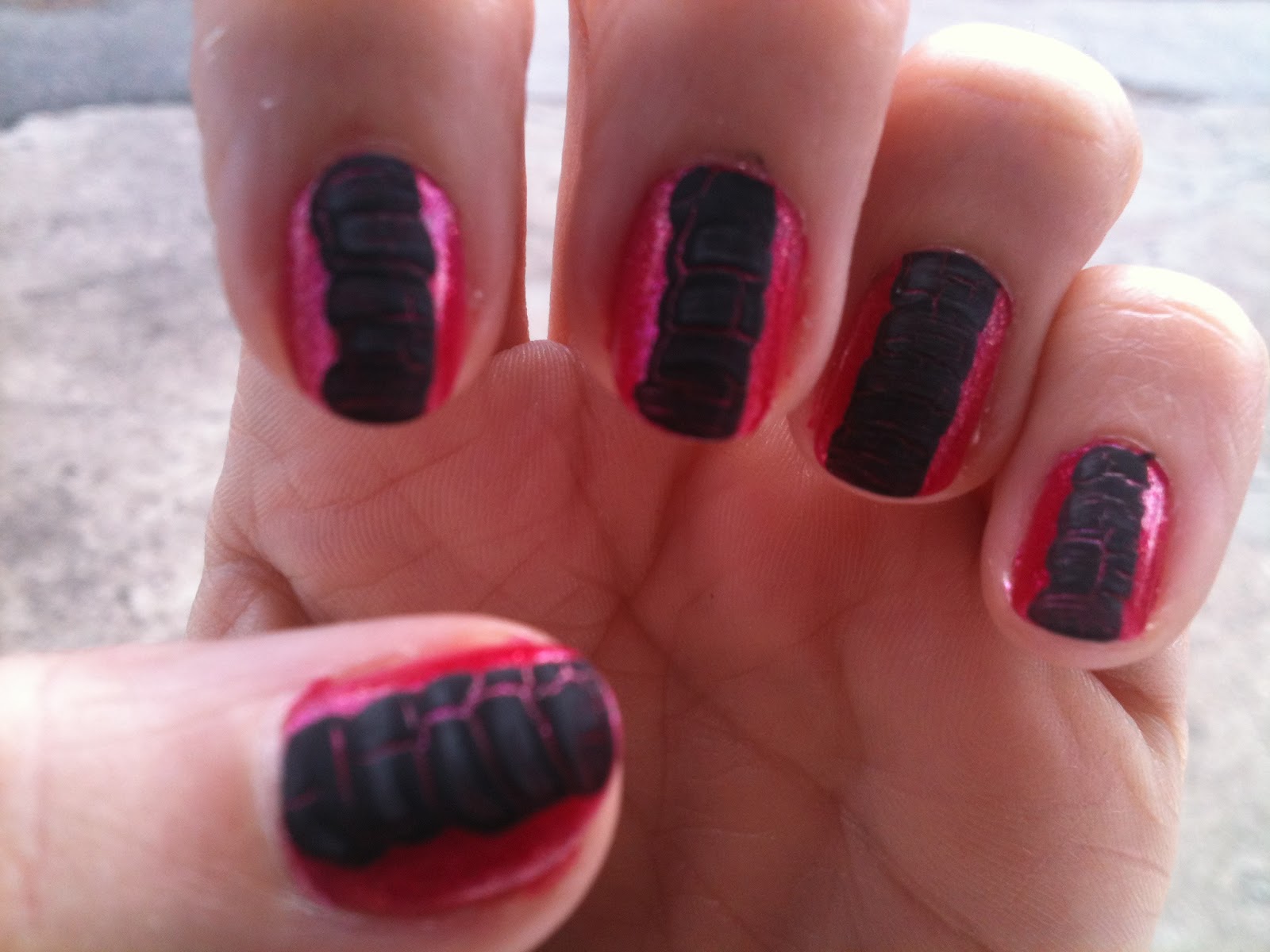 Beauté Blog By Misskikaw Manucure 19 Nail art "rose et bande noir crakelée"