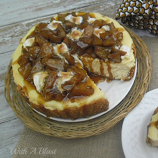 Toffee Apple Cheesecake ~ Old-fashioned Cheesecake topped with gooey, sticky Toffee Apple, S'Mores and drizzled with Brown Sugar/Cinnamon syrup ~ to die for delicious! #Cheesecake #AppleCheesecake #ToffeeApple #FallDessert