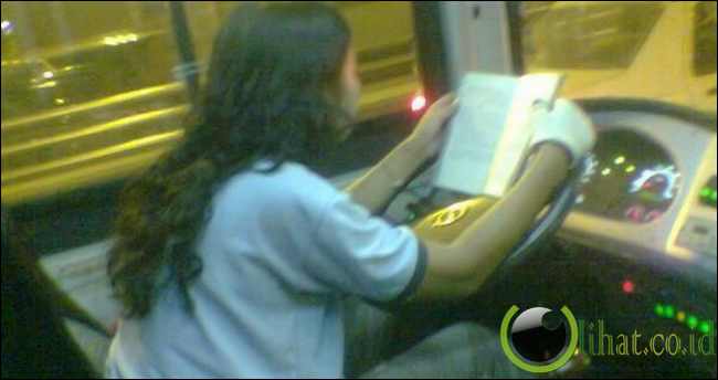 Astaga! Kelakuan sopir ini... Astaga! Kelakuan sopir ini...