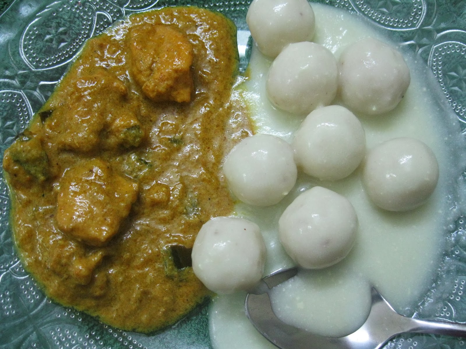 Pidiyum Kozhiyum / Rice dumplings cooked in coconut milk and chicken curry