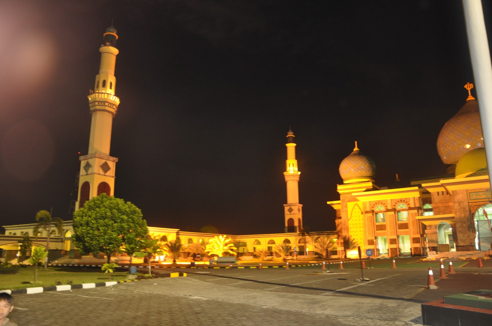 RAMZI SMART TRAVEL: Annur biggest mosque religous in pekanbaru city