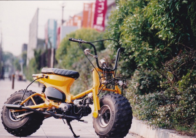 酒 レーサー (Sake Racers): not the usual honda cub