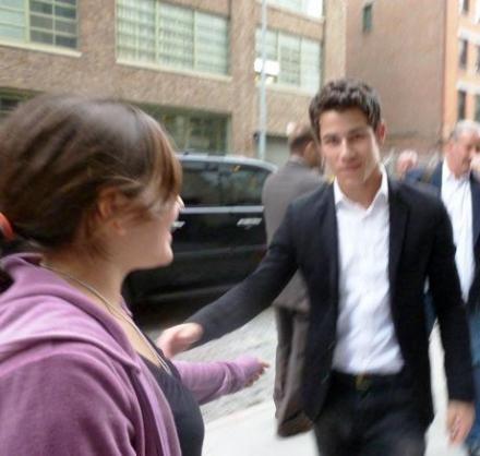 Más fotos de Nick Jonas en el evento de Nueva York  Nickmeetingnyc+%25281%2529