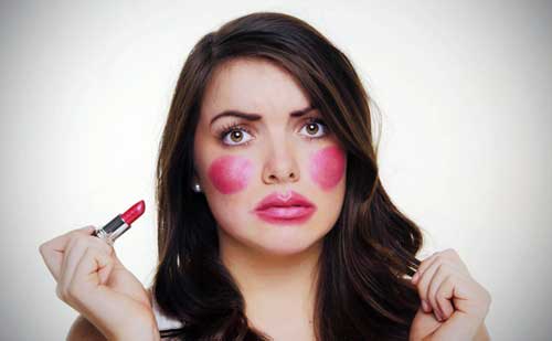 10 Señales de que estas utilizando demasiado maquillaje