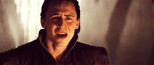 Tom Hiddleston em Thor, com cara de choro e sofrido