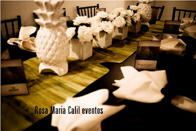 Mesa convidado mesa preta, cadeira paris preta, centro mesa flores brancas, abacaxi porcelana, porta guardanapo