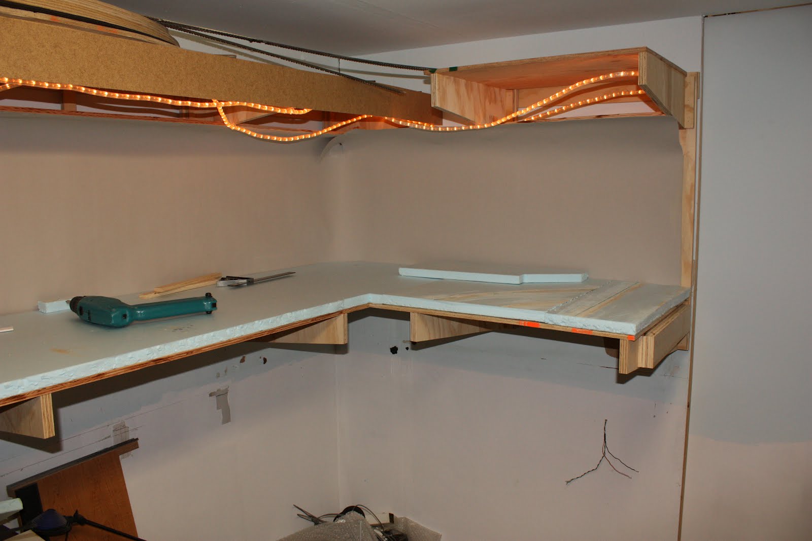 Dean's Model Railroad New Benchwork taking shape