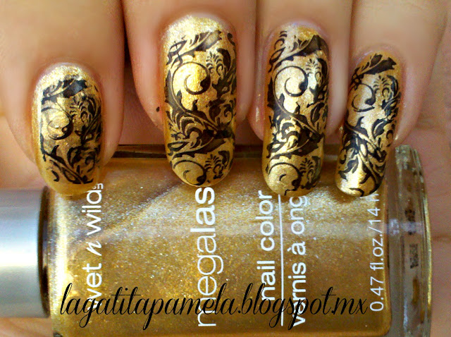 black and gold nails