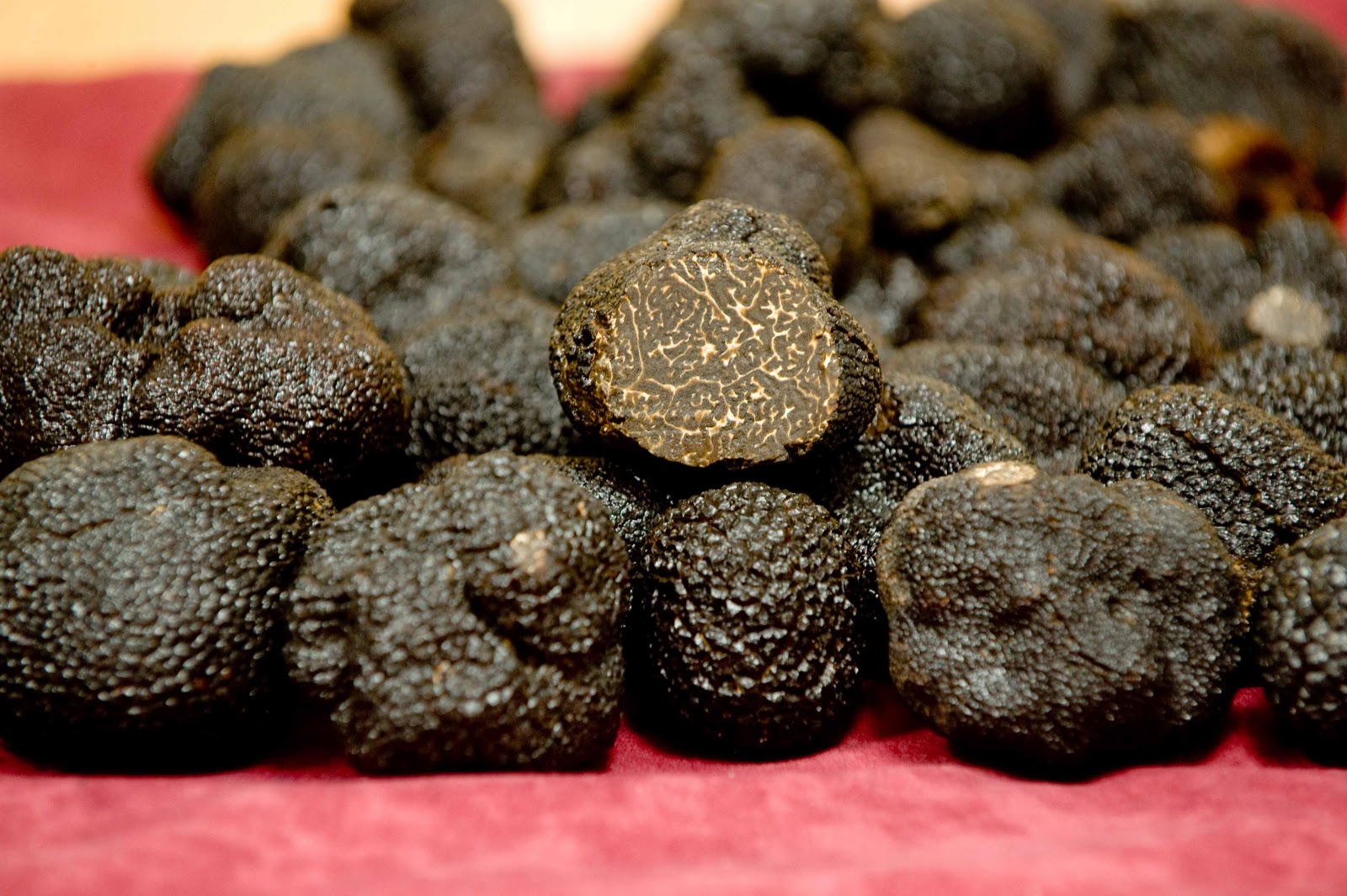 ORIGINAL AND UNUSUAL GIFTS . SETS AND BASKETS WITH BLACK TRUFFLES
