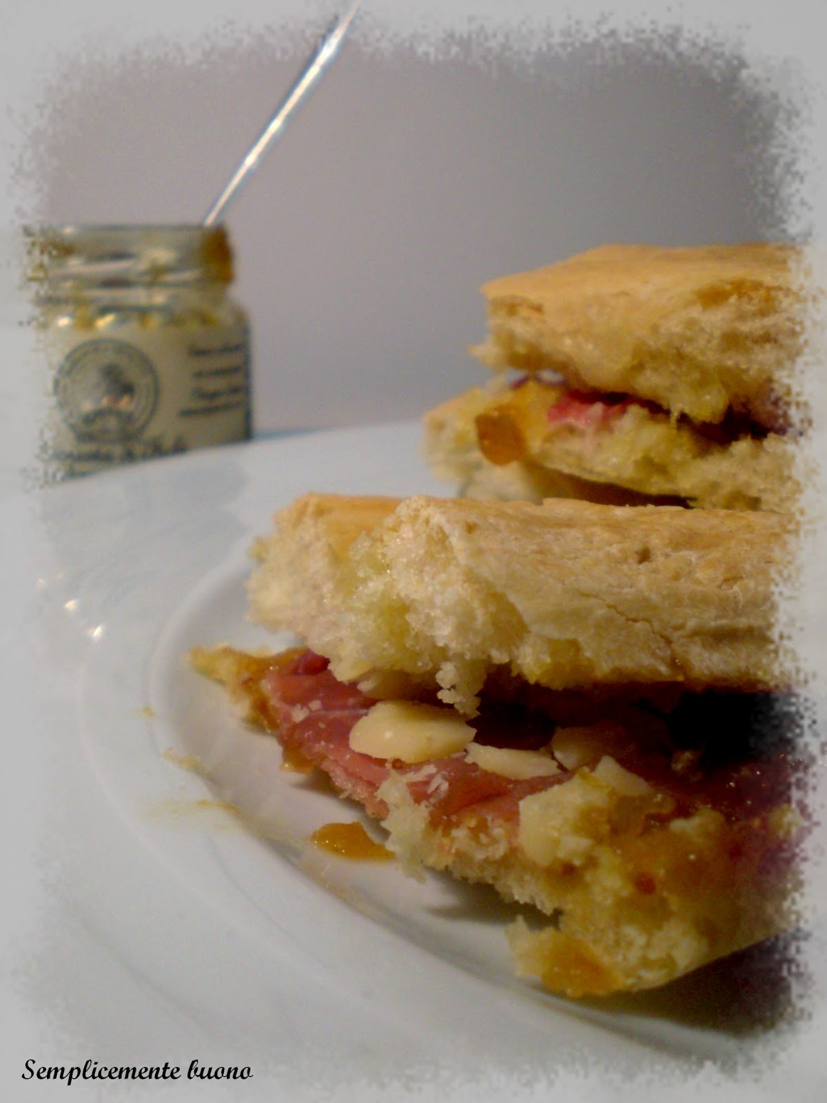 FOCACCIA CON PROSCIUTTO CRUDO, SCAGLIE DI GRANA E COMPOSTA DI FICHI