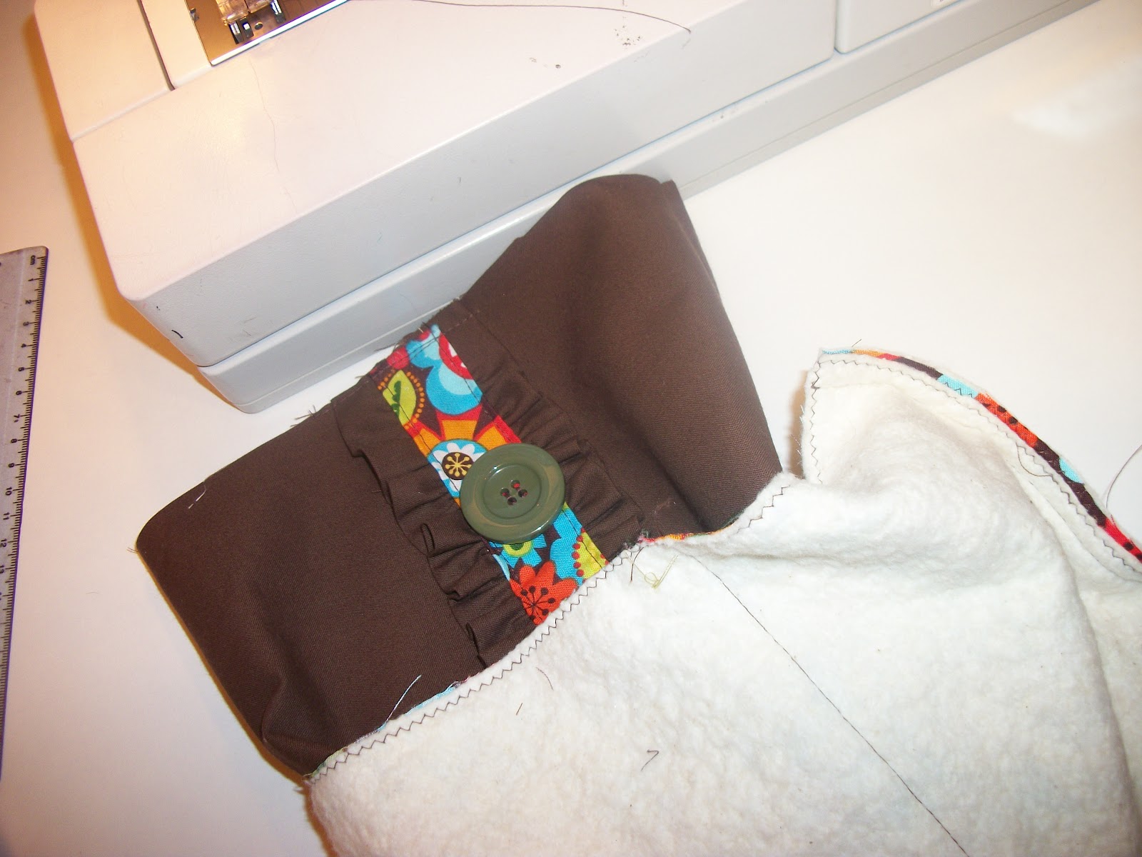 Mimi's Needle and Thread Make a ruffled Ipad pouch.