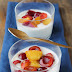 Coppette di yogurt con pesche e ciliegie grigliate