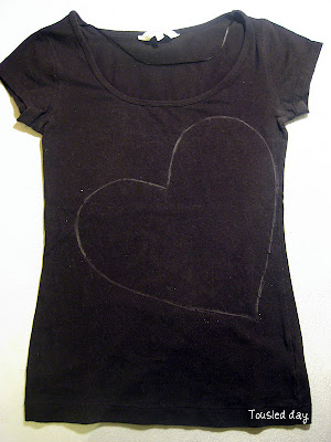 diseño de corazon en una camiseta