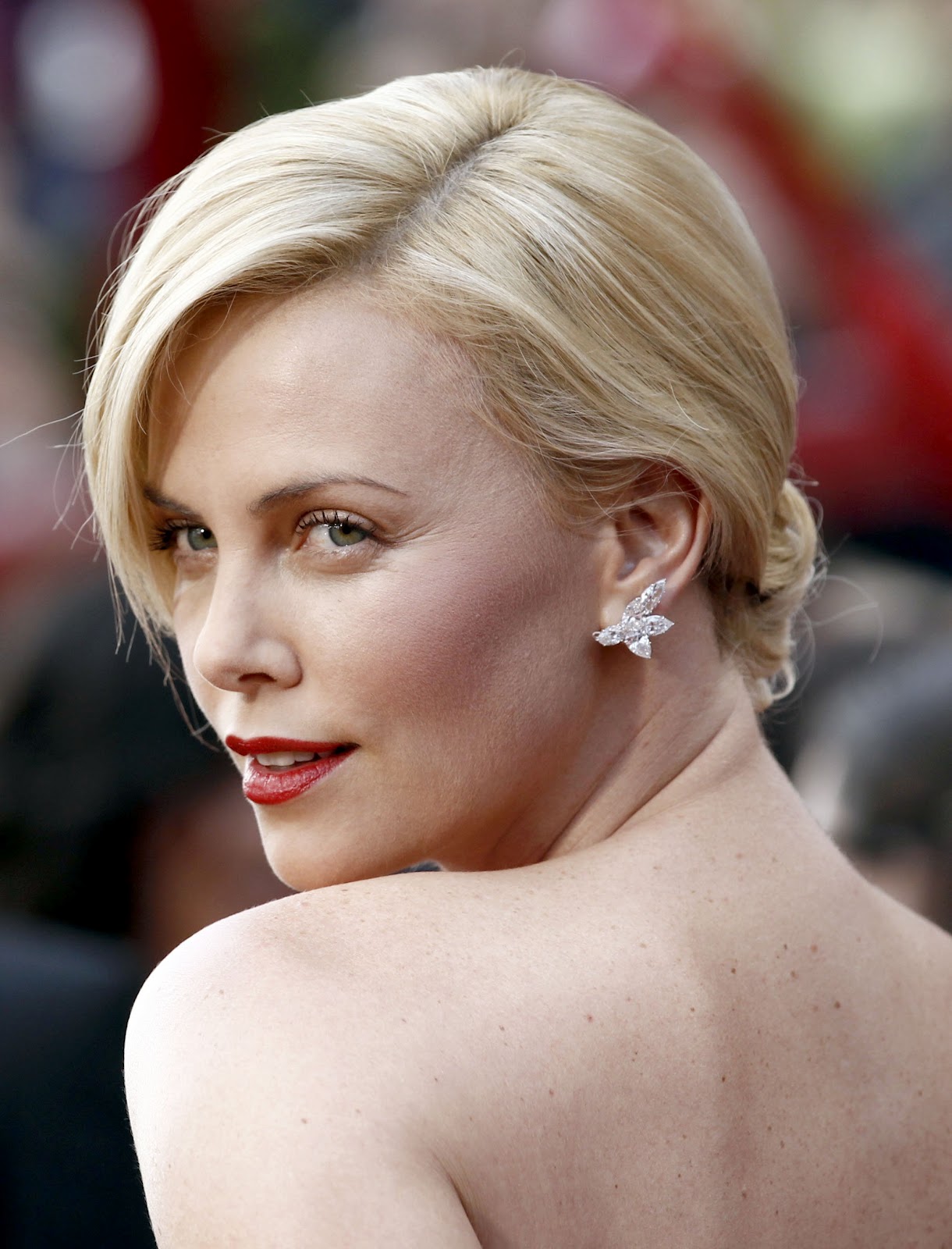 http://3.bp.blogspot.com/-Xbr5gHDL6Fk/T1NKH5hrCZI/AAAAAAAAB0I/xgJwaRsGjFE/s1600/tvz6yxxt6q_charlize_theron_82nd_academy_awards003.jpg