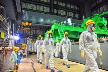 Operatori TEPCO all'impianto di Fukushima